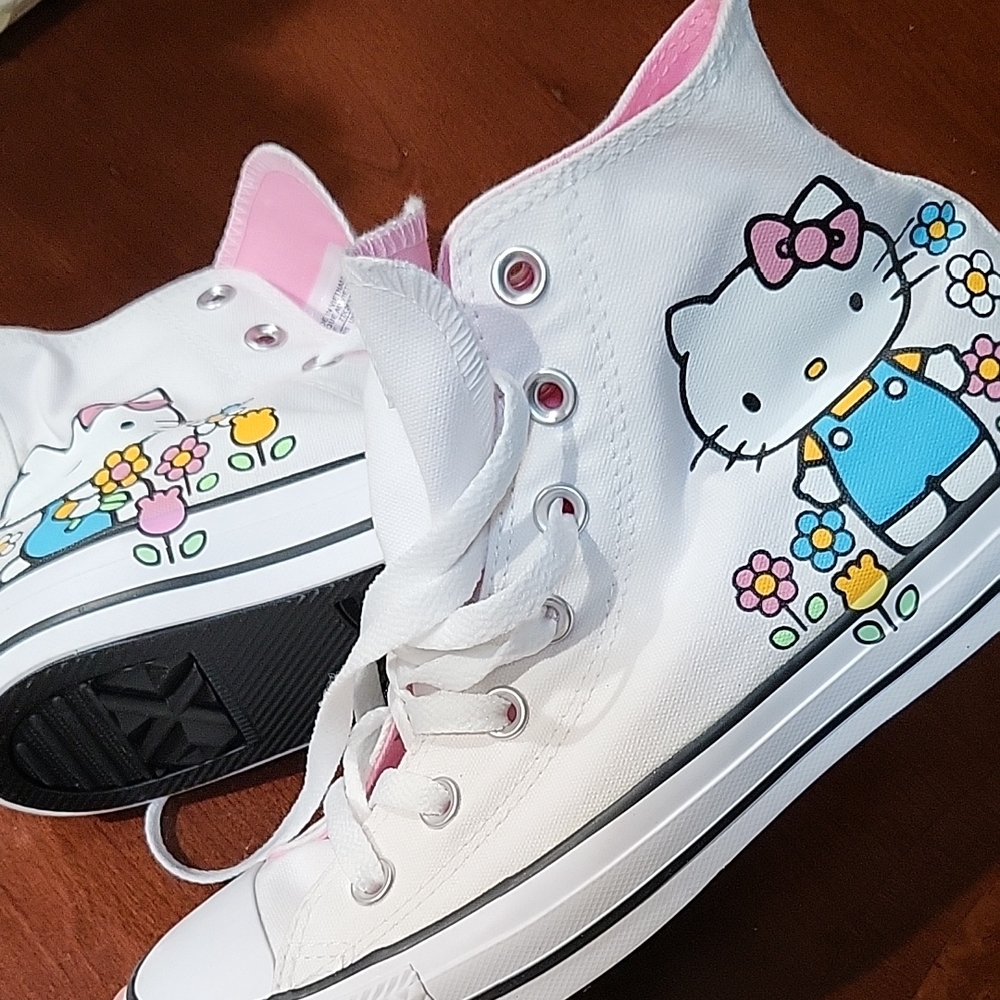 Brand New Converse Hello Kitty X Chuck Taylor All Star Hi Flowers Sneaker